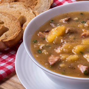 Sopa de mandioca com carne