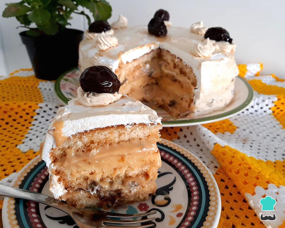 Bolo de ameixa com doce de leite