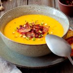 Sopa de abóbora com queijo coalho