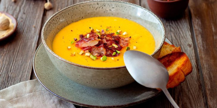 Sopa de abóbora com queijo coalho