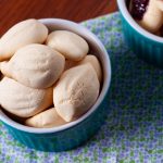 Biscoito de maizena bem caseirinho feito com ingredientes que você com certeza tem em casa