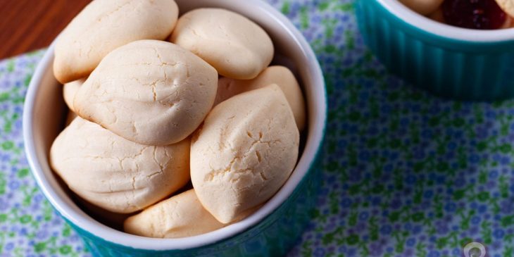 Biscoito de maizena bem caseirinho feito com ingredientes que você com certeza tem em casa