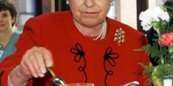 elizabeth_comendo_capa