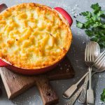 Escondidinho vegano de batata com um mega recheio para você não conseguir ficar apenas no primeiro pedaço