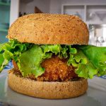 Esse hambúrguer de frango artesanal vai te conquistar do início ao fim e é o rei da praticidade