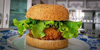 Hambúrguer de frango artesanal