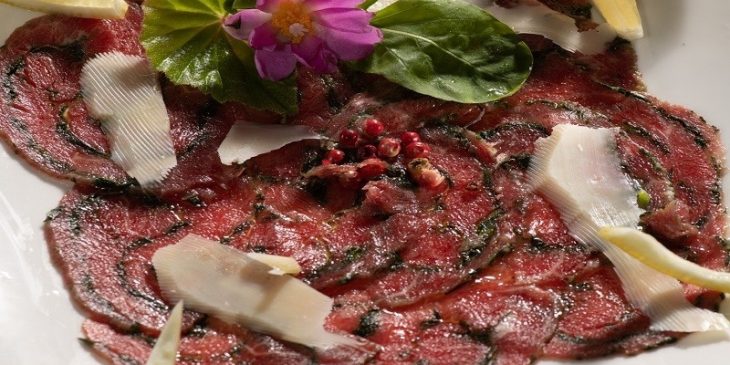 Carpaccio de carne que fica um luxo para servir naquele jantar bem romântico