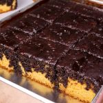 Bolo de fubá com chocolate fofinho de um jeito que até parece ter vindo dos céus