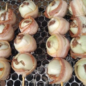 Espetinho de cebola recheada o diferentão que faz o maior sucesso nos churrascos com os amigos