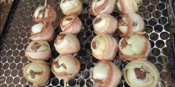 Espetinho de cebola recheada