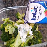 Esse brócolis com creme de leite é uma receita que não tem defeitos e é um show de praticidade