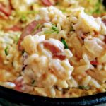 Arroz cremoso com linguiça tão fácil e gostoso que você vai querer fazer em todas as comemorações