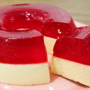 Esse pudim de gelatina com creme de leite é aquela sobremesa rápida gostosa que todo mundo que prova adora