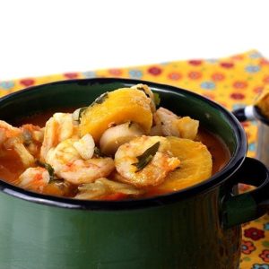 Moqueca de camarão com banana-da-terra