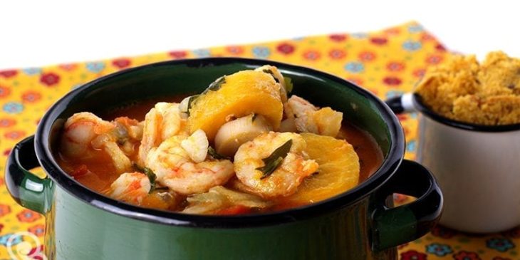 Moqueca de camarão com banana-da-terra