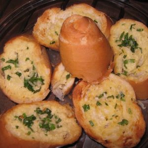 Pão de alho com maionese tão gostoso que o churrasco vai ficar em segundo lugar