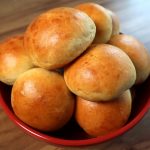 Esse pão de batata é a coisa mais deliciosa que você poderia fazer em casa para o café