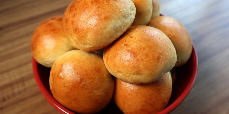 Esse pão de batata é a coisa mais deliciosa que você poderia fazer em casa para o café