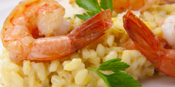 Risoto de camarão com alho poró