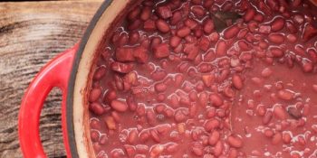 Feijão vermelho na panela de pressão