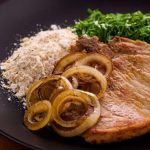 Receita de bisteca de porco acebolada que fica bem douradinha e com um gostinho irresistível
