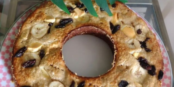 Bolo de banana com uva passa