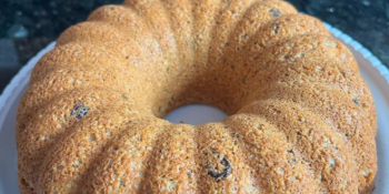 Bolo de banana fit com aveia e uva passa