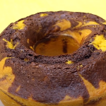Bolo de cenoura mesclado com chocolate