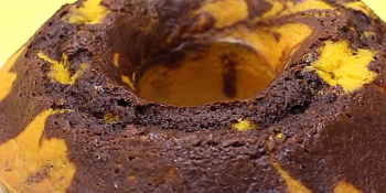 Bolo de cenoura mesclado com chocolate tem receita fácil