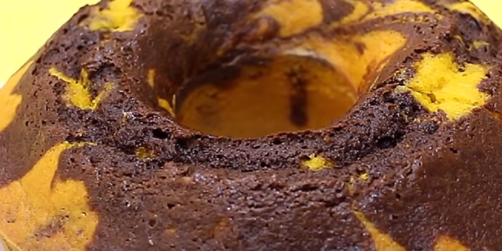 Bolo de cenoura mesclado com chocolate