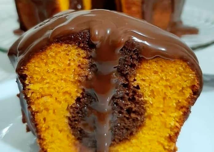 Bolo de cenoura mesclado com chocolate receita