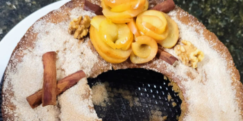 Bolo de maça com nozes e passas