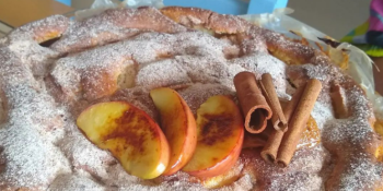 Bolo de maça com uva passa