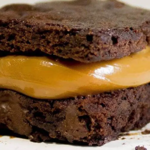 Brownie recheado com doce de leite