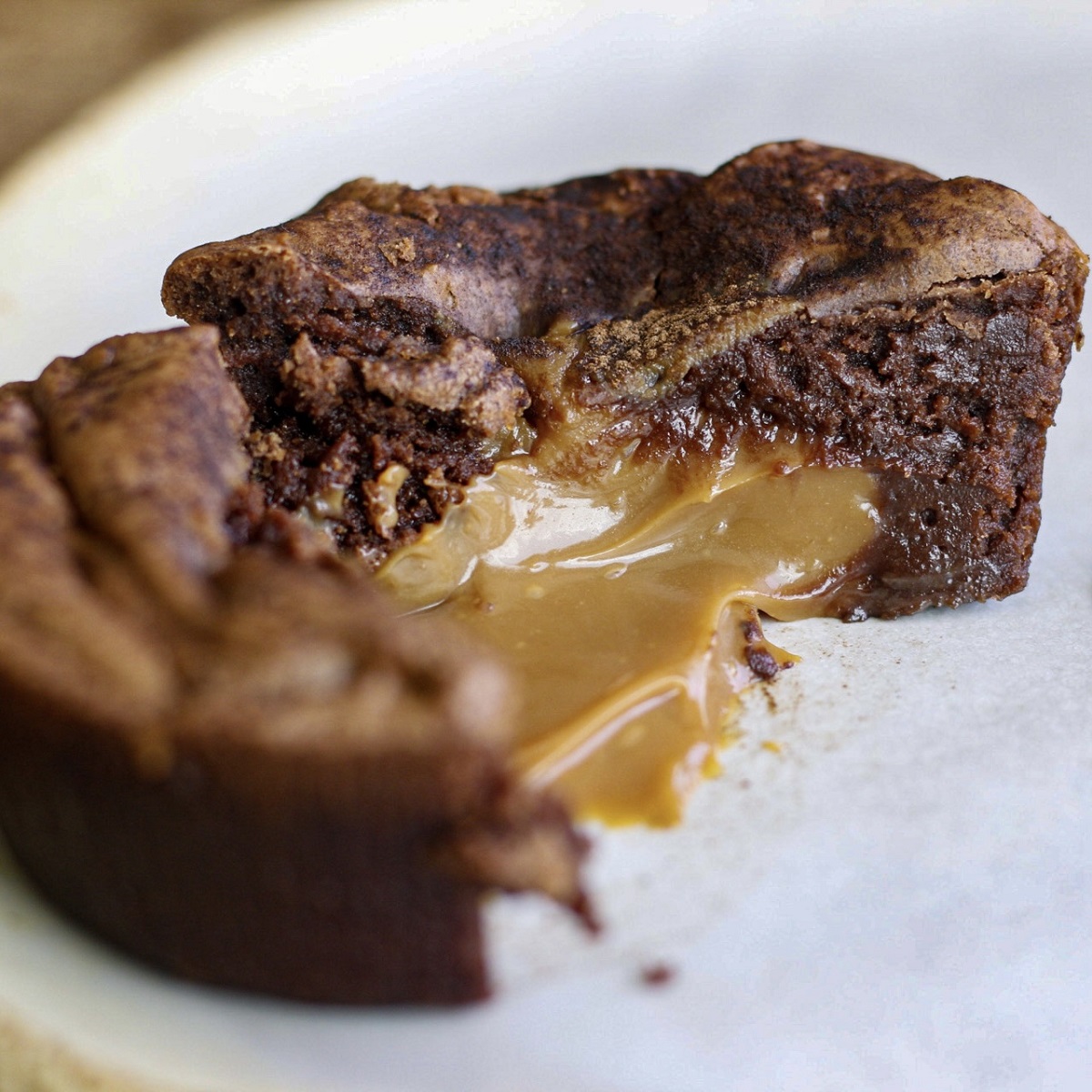 Brownie recheado com doce de leite