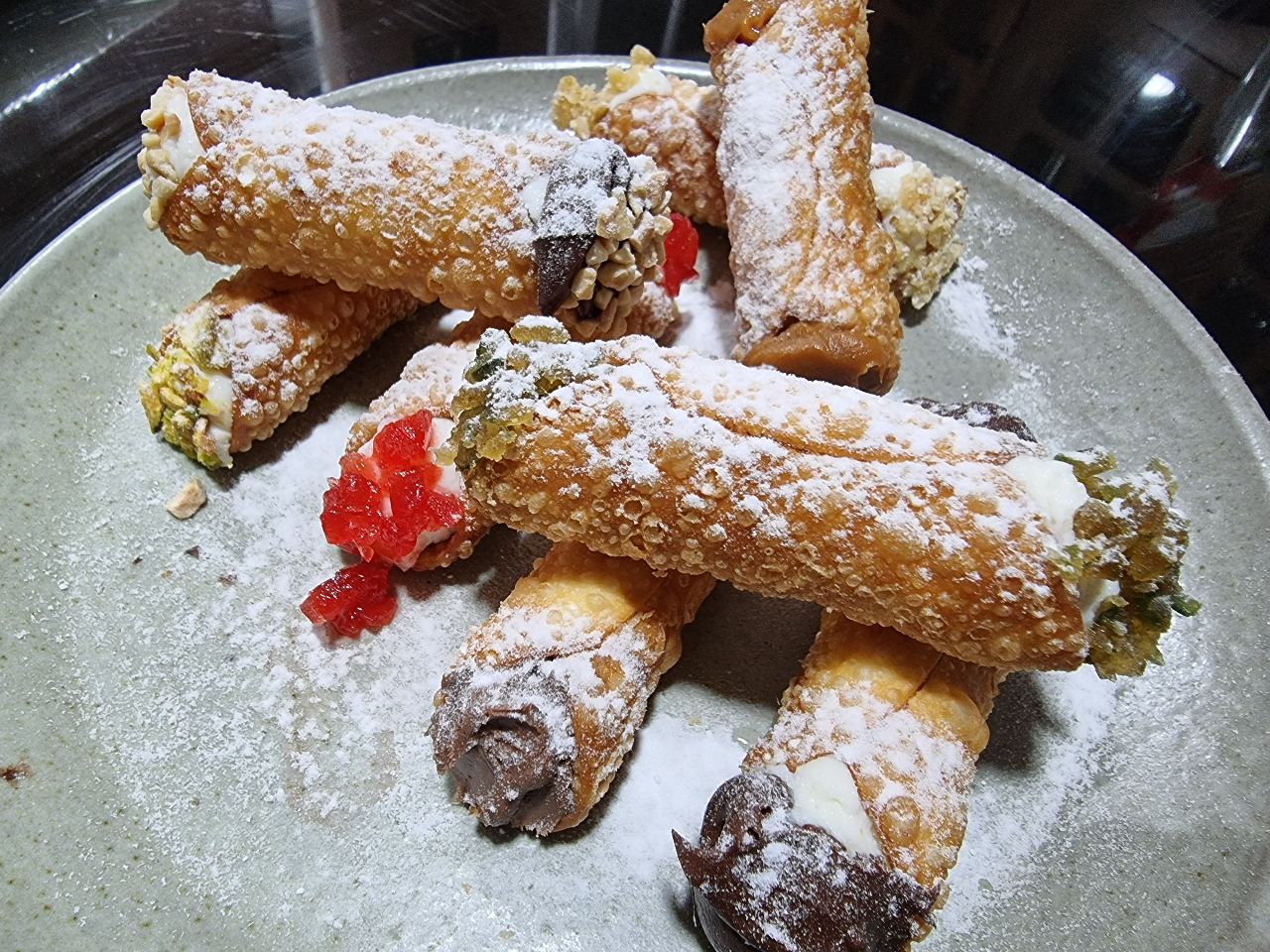 @receitastiaso preparou este maravilhoso cannoli doce recheado com bastante chocolate e polvilhado com açúcar e canela