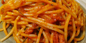 Macarrão com linguiça calabresa
