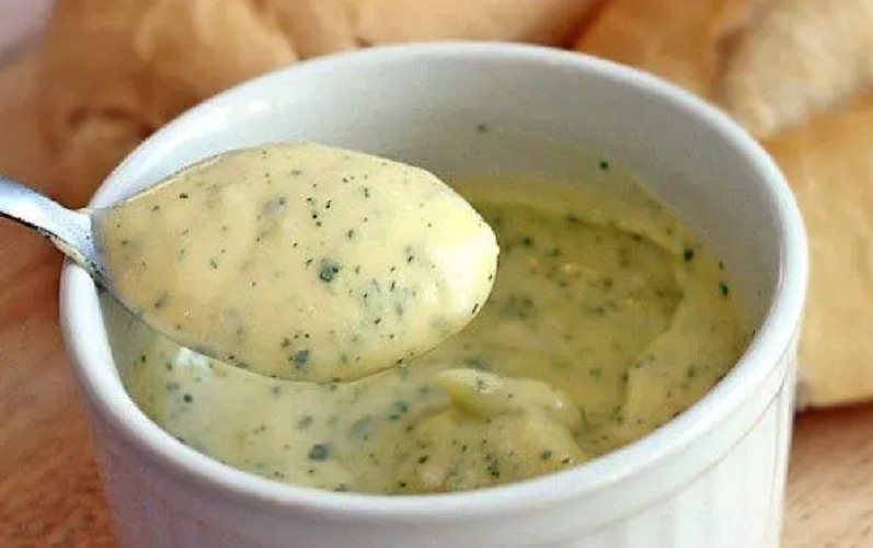 Molho de alho com maionese é a receita de liquidificador mais fácil