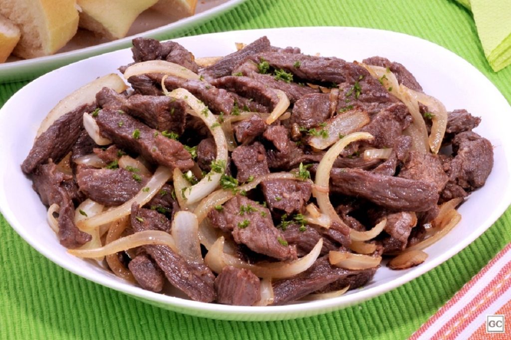 Picadinho de carne acebolado