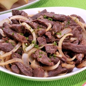 Picadinho de carne acebolado