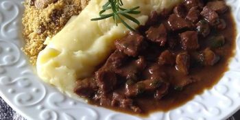 Picadinho de carne com cerveja na pressão