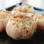 Receita de alho assado que é a mais nova sensação da internet para comer com torradas