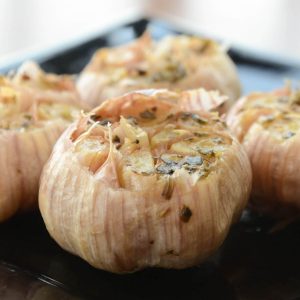 Receita de alho assado que é a mais nova sensação da internet para comer com torradas