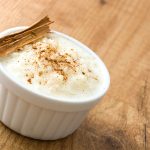 imagem com o arroz doce cremoso pronto para ser servido