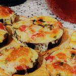 Berinjela à parmegiana de um jeitinho saboroso e bem suculento saindo do forno