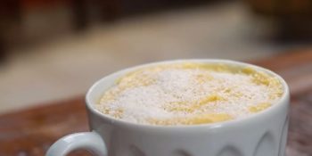 Bolo de caneca de leite ninho