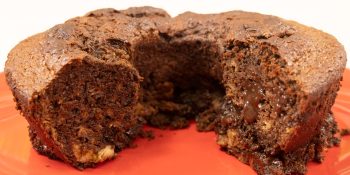 Bolo de banana com chocolate fit