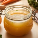 Caldo de ossos bem fácil de fazer e que é riquíssimo em colágeno