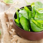 imagem com um pote de espinafre antes de ser refogada