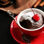 imagem com uma das opções de lanches no microondas com bolo de caneca